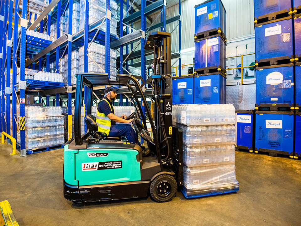 EDIA EM electric counterbalance forklift in operation EDIA EM electric counterbalance forklift in operation